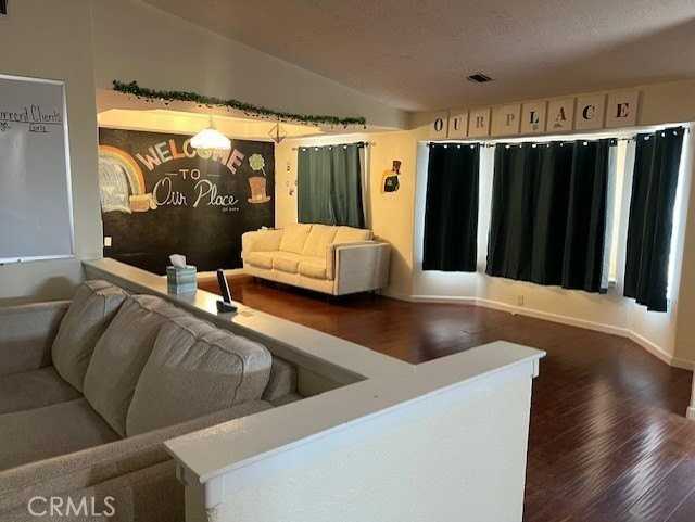 7653 Phelan Rd - Photo 4 of 27