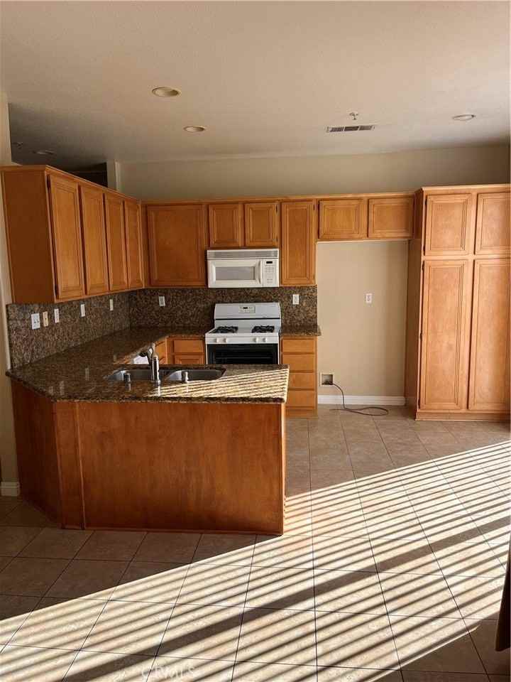 13536 Bunker Hill Pl - Photo 5 of 31