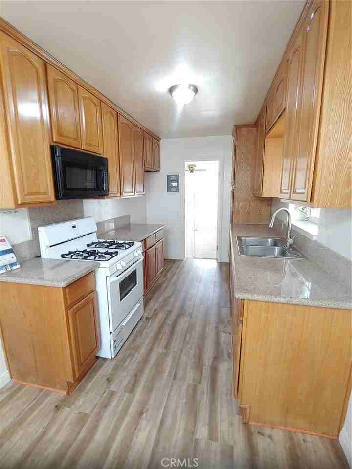 712 E Yale St - Photo 2 of 8