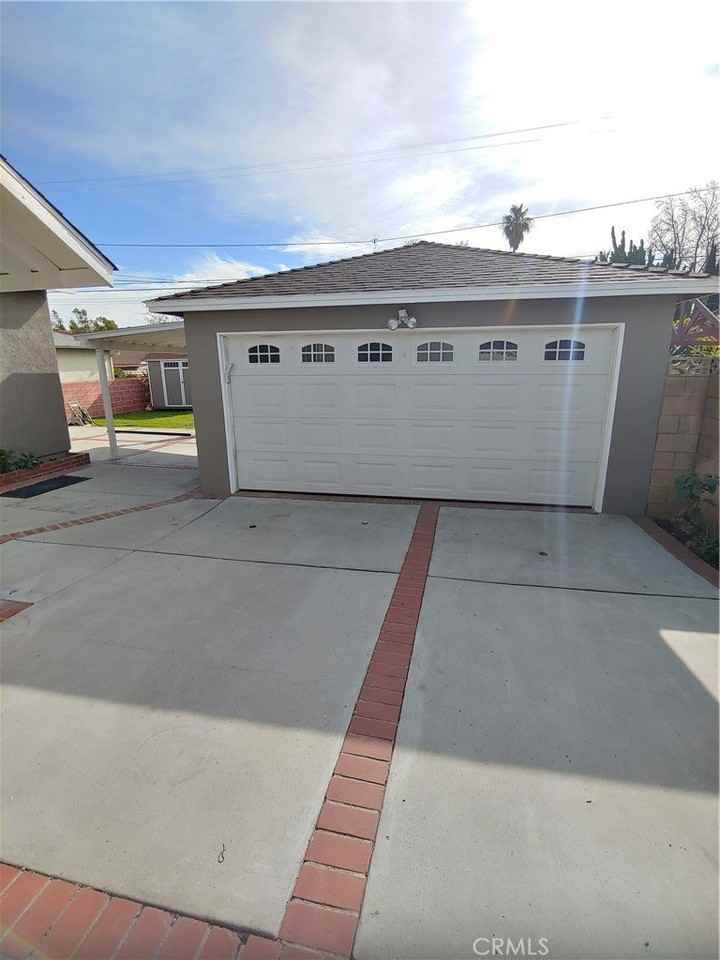 712 E Yale St - Photo 7 of 8