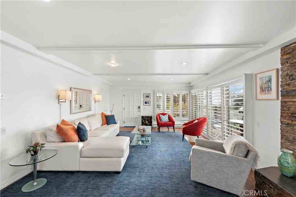 462 Cliff Drive #1 - Photo 4 of 33