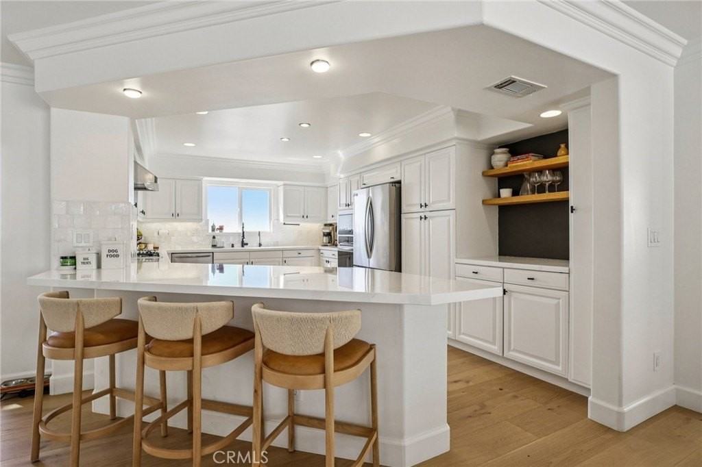 656 7th St - Photo 4 of 36