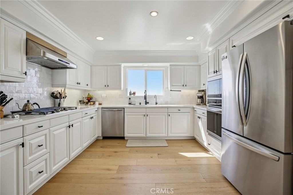 656 7th St - Photo 5 of 36