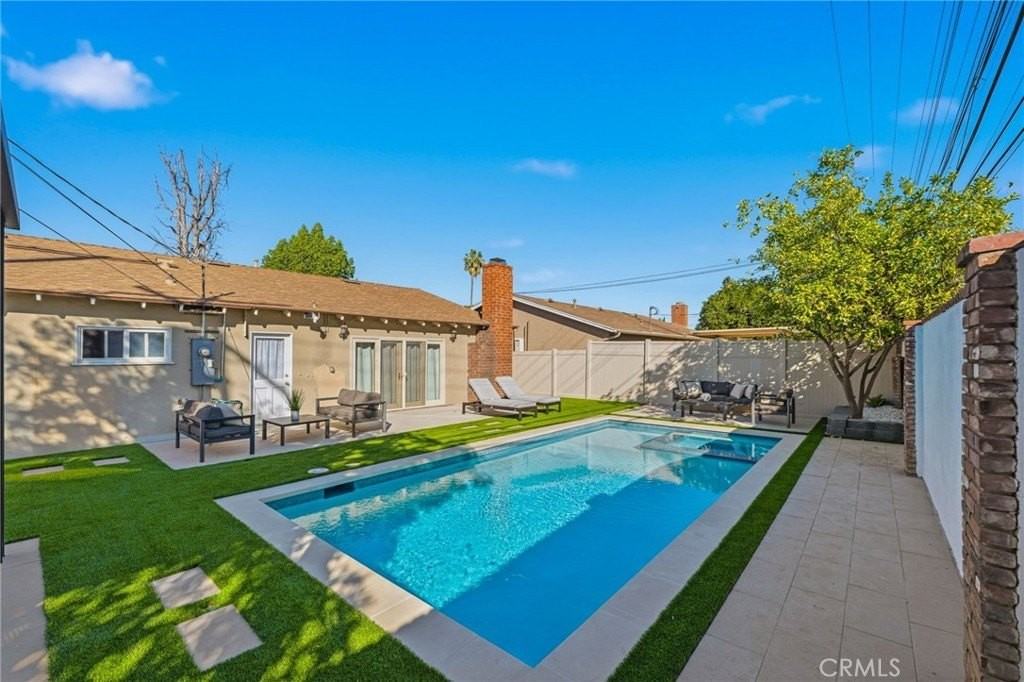 23010 Hartland St - Photo 3 of 36