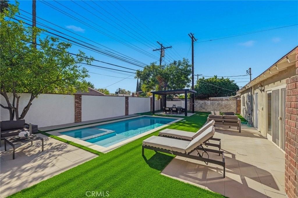 23010 Hartland St - Photo 6 of 36