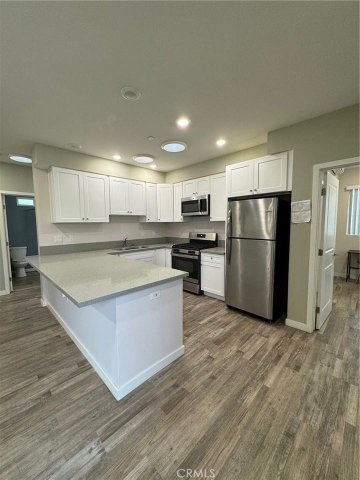 621 N Normandie Ave - Photo 2 of 32