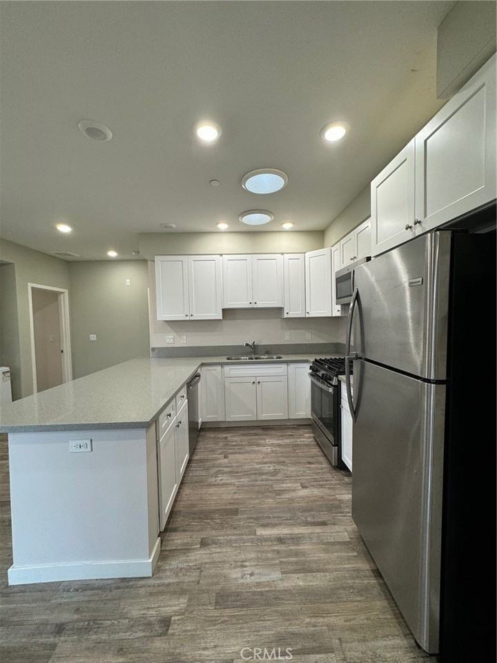 621 N Normandie Ave - Photo 5 of 32