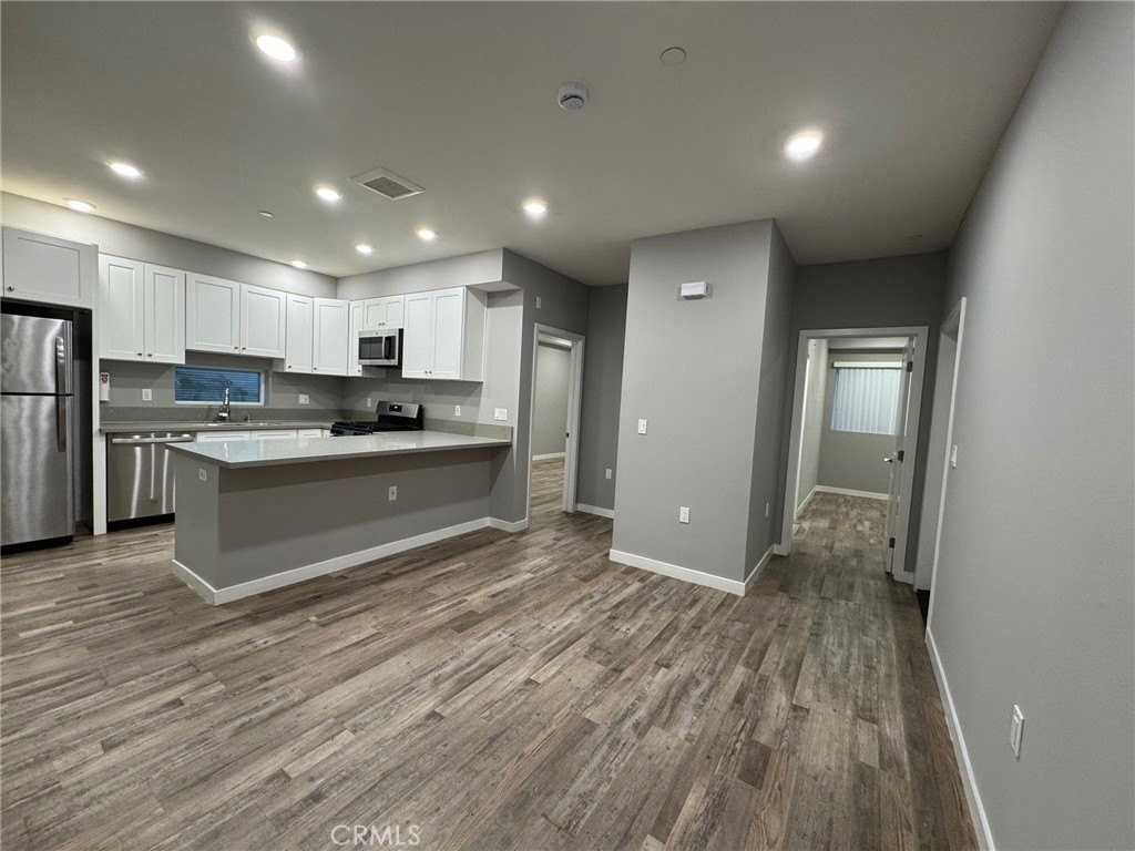 623 N Normandie Ave - Photo 4 of 23