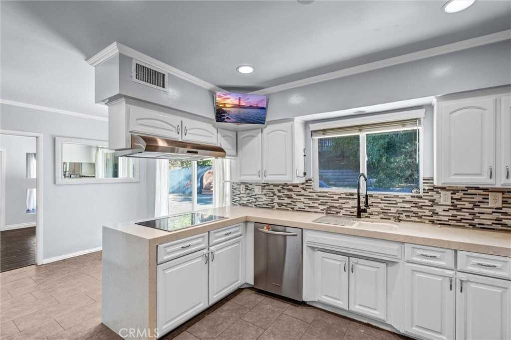 4532 Topanga Canyon Blvd - Photo 6 of 19