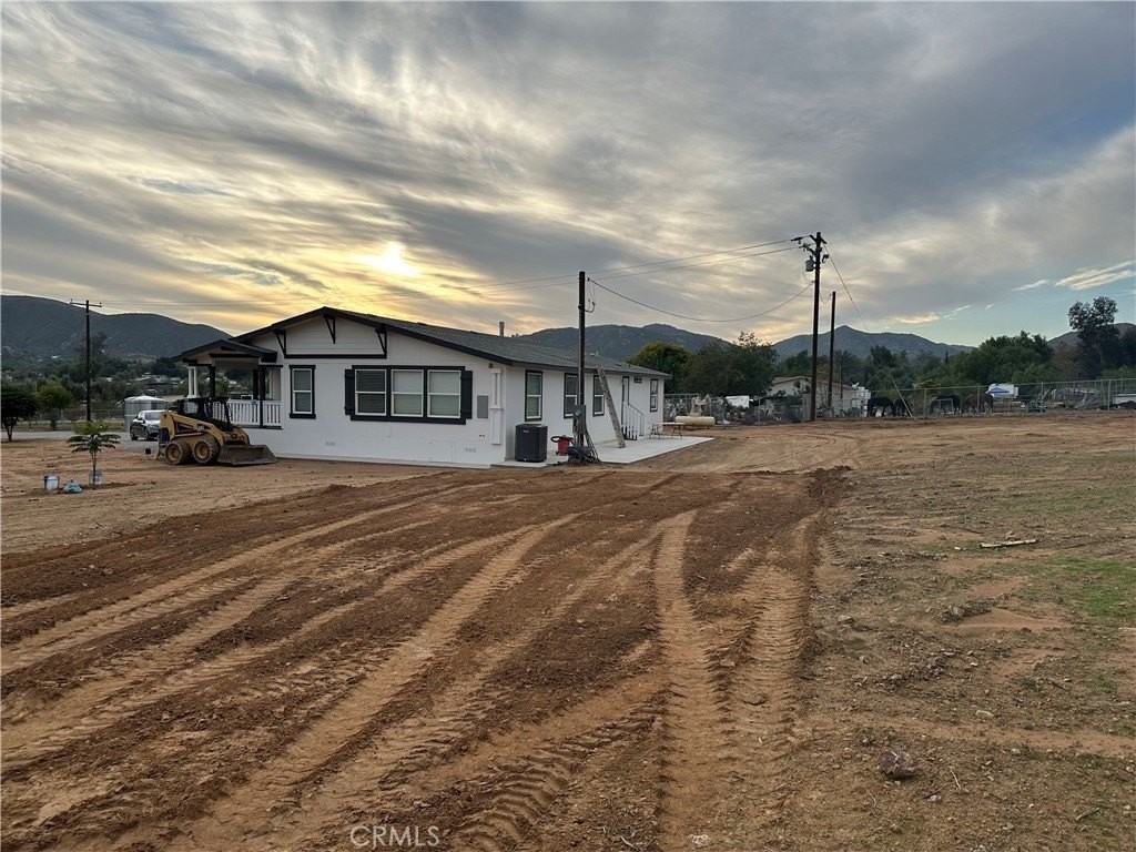 21204 Versaie Rd - Photo 3 of 33