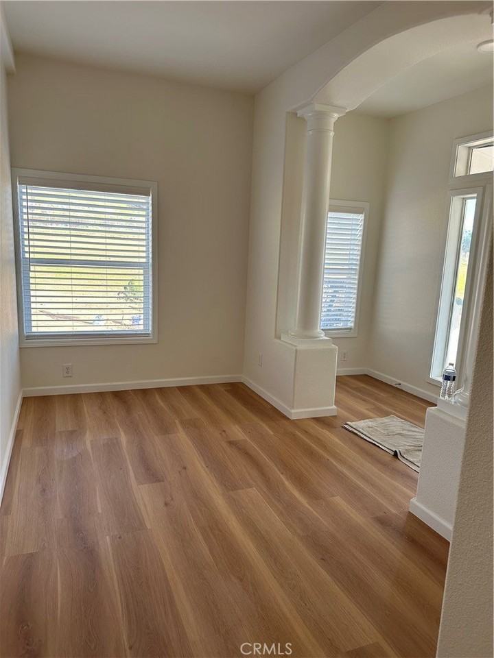 21204 Versaie Rd - Photo 6 of 33