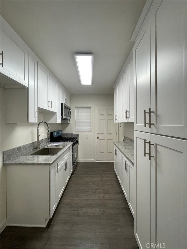 1349 N Altadena Dr #B - Photo 6 of 8