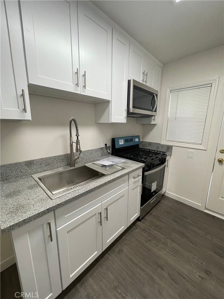 1349 N Altadena Dr #B - Photo 7 of 8