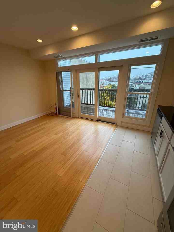 532 8th Street Southeast #3 - Photo 6 of 16