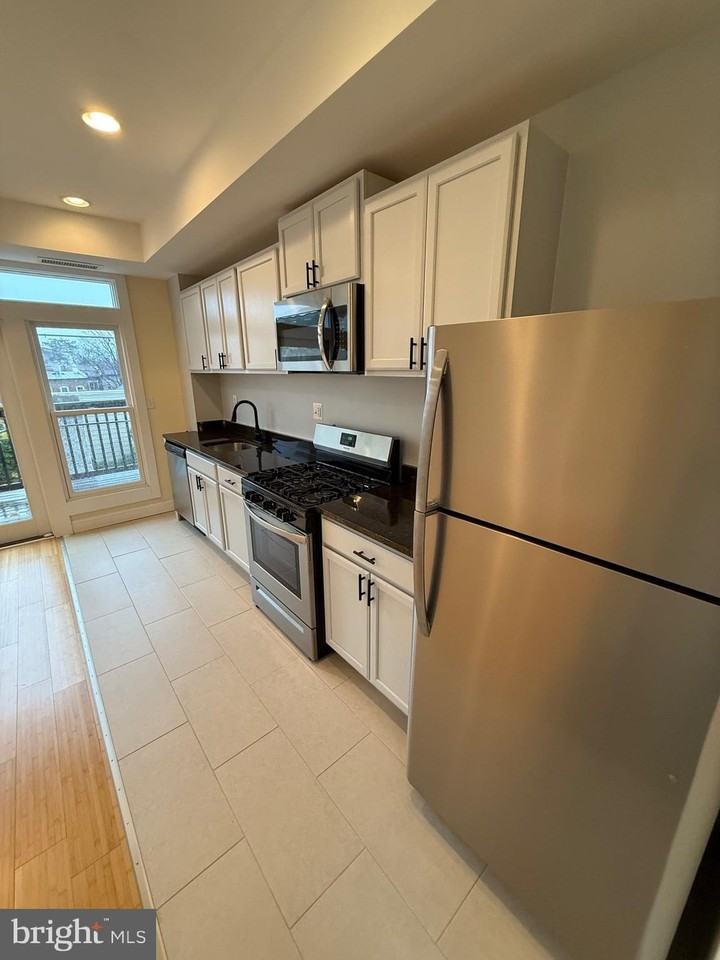 532 8th Street Southeast #3 - Photo 7 of 16