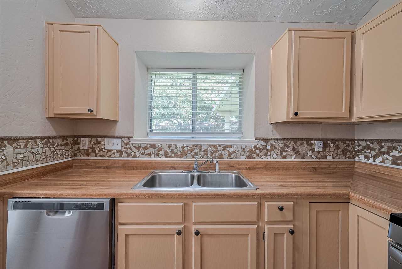 6907 Yardley Dr #6907 - Photo 3 of 32