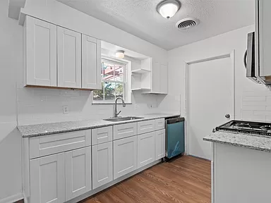 1902 Se 4th St - Photo 6 of 9