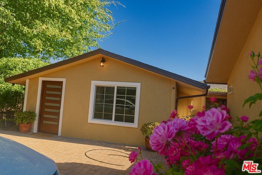 5240 Buffalo Ave #5240 - Photo 3 of 13