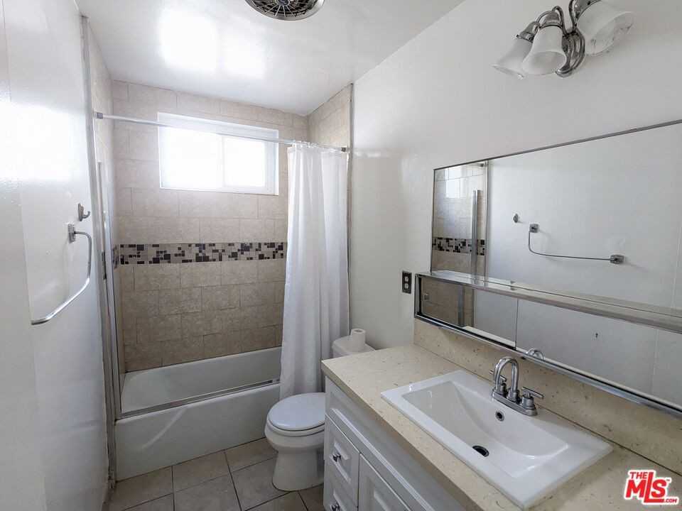 633 N Sweetzer Ave #633-4 - Photo 3 of 18