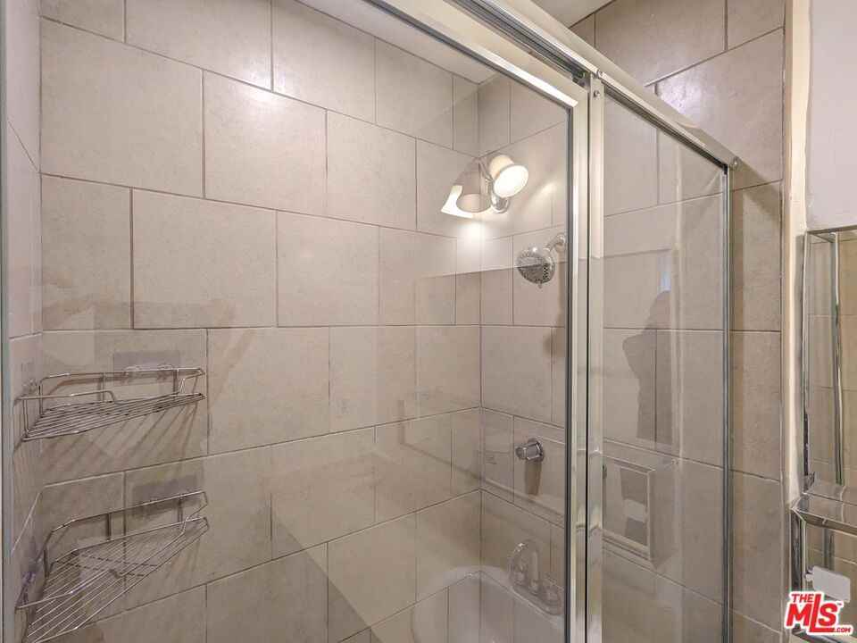 633 N Sweetzer Ave #633-4 - Photo 6 of 18