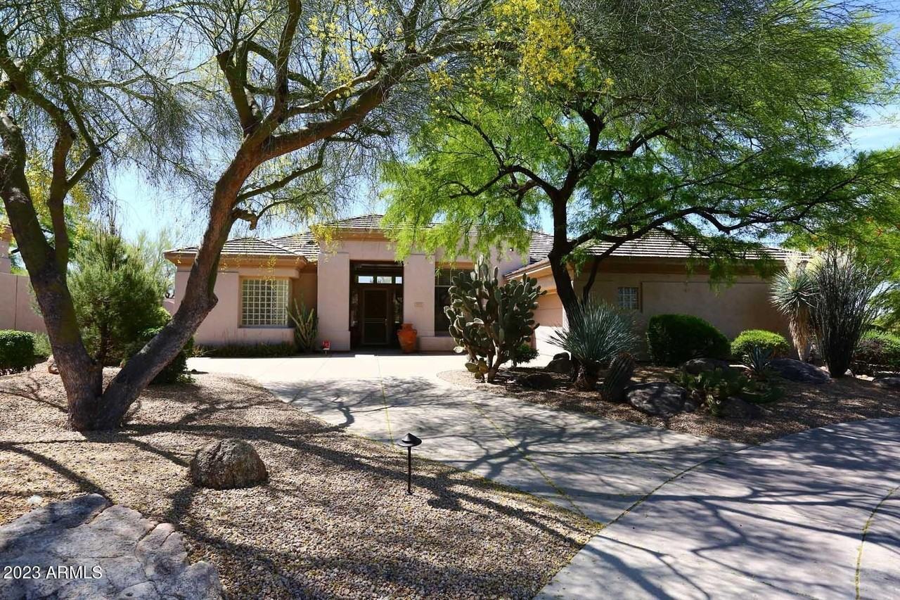 6335 Marioca Circle - Photo 2 of 50