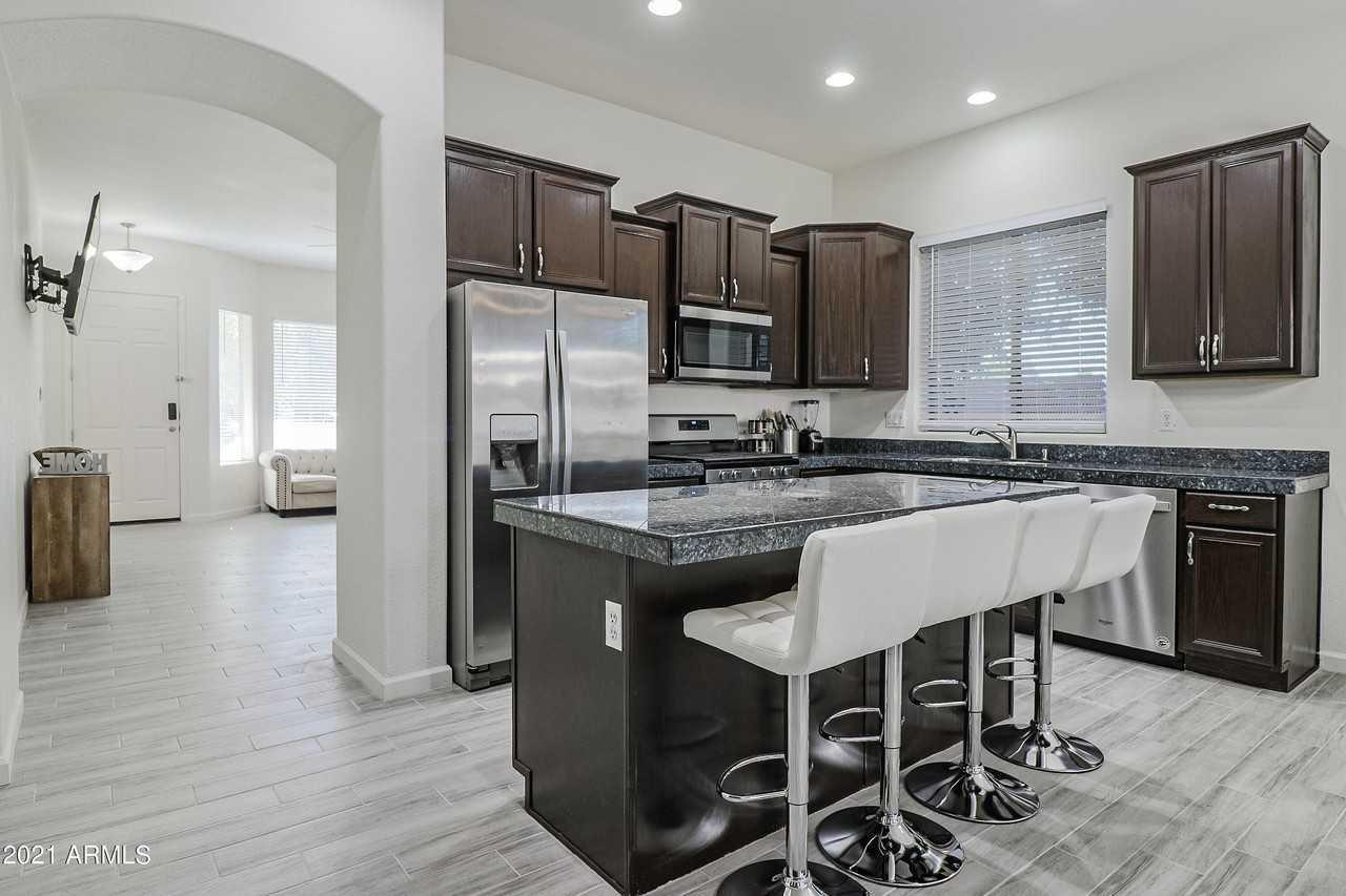 8754 W Palmaire Ave - Photo 7 of 44