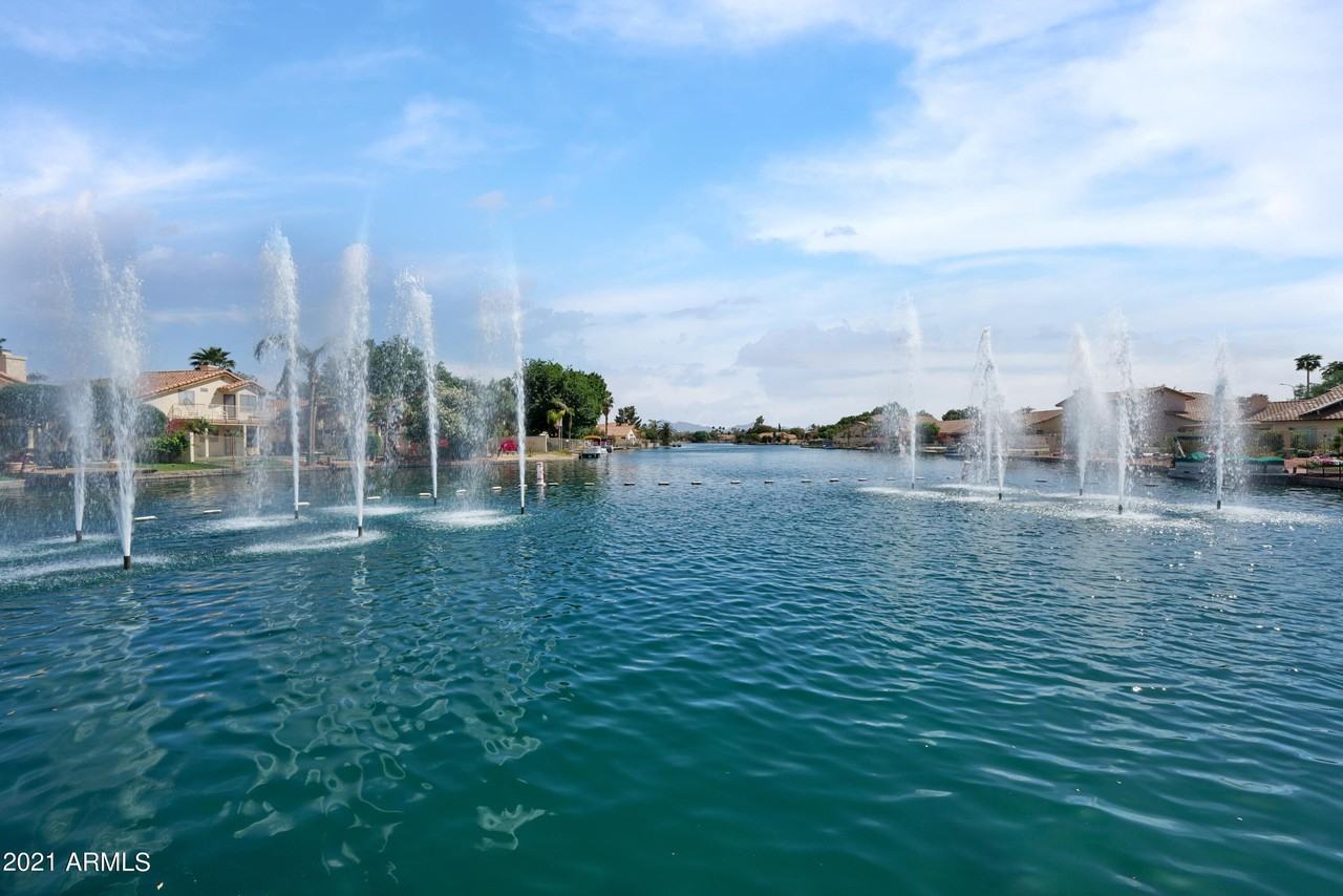 11010 West Poinsettia Drive - Photo 2 of 37