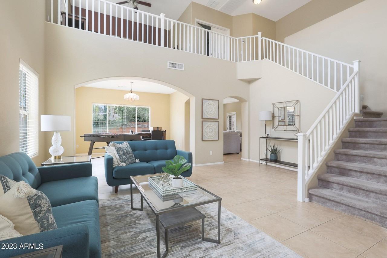 15941 West Mauna Loa Lane - Photo 3 of 32