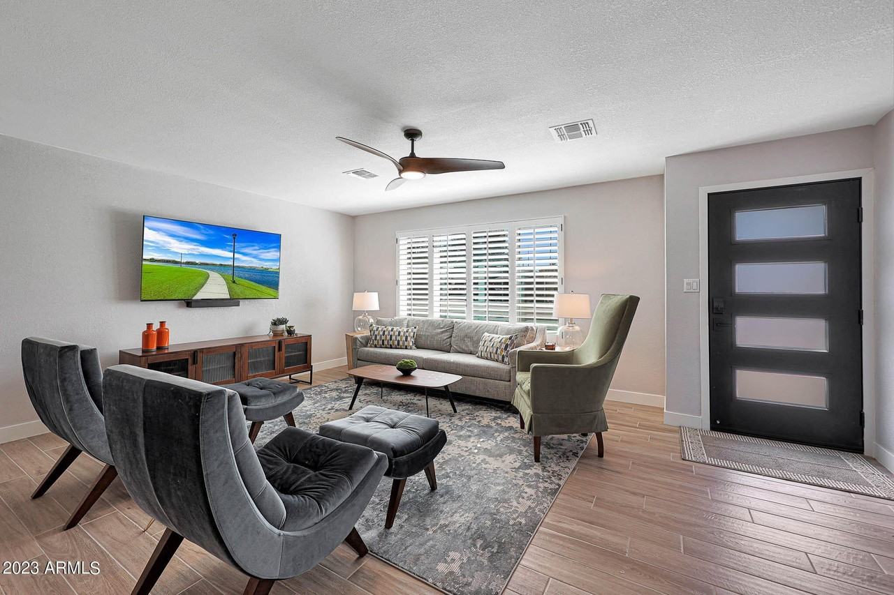 8426 Plaza Avenue - Photo 4 of 42