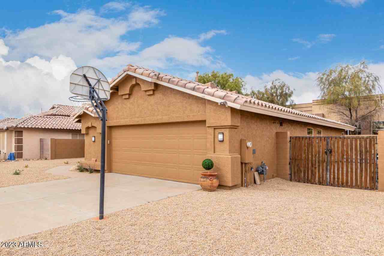 8820 West Kings Avenue - Photo 2 of 34