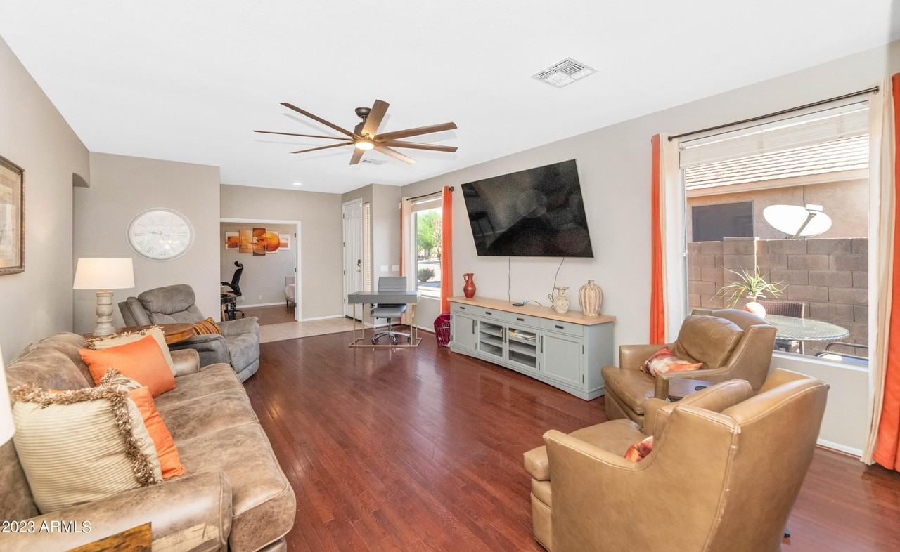 303 North Kimberlee Way - Photo 4 of 31