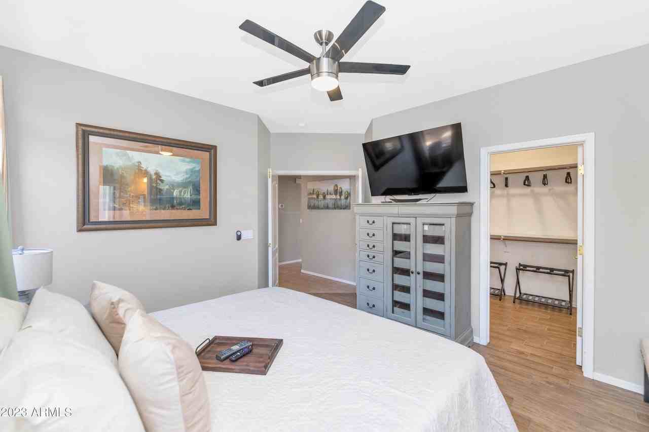 303 North Kimberlee Way - Photo 7 of 31