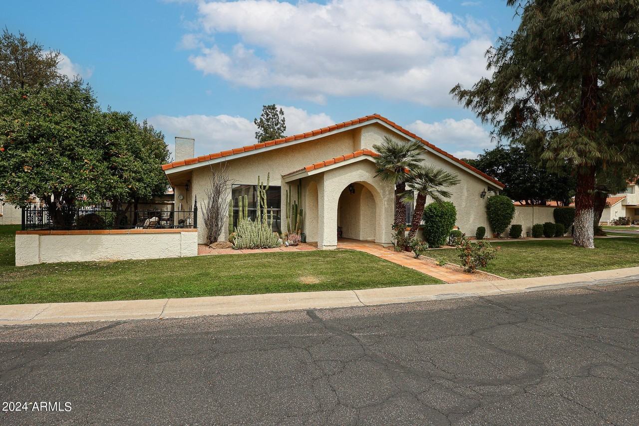 7720 Pinesview Drive - Photo 2 of 35