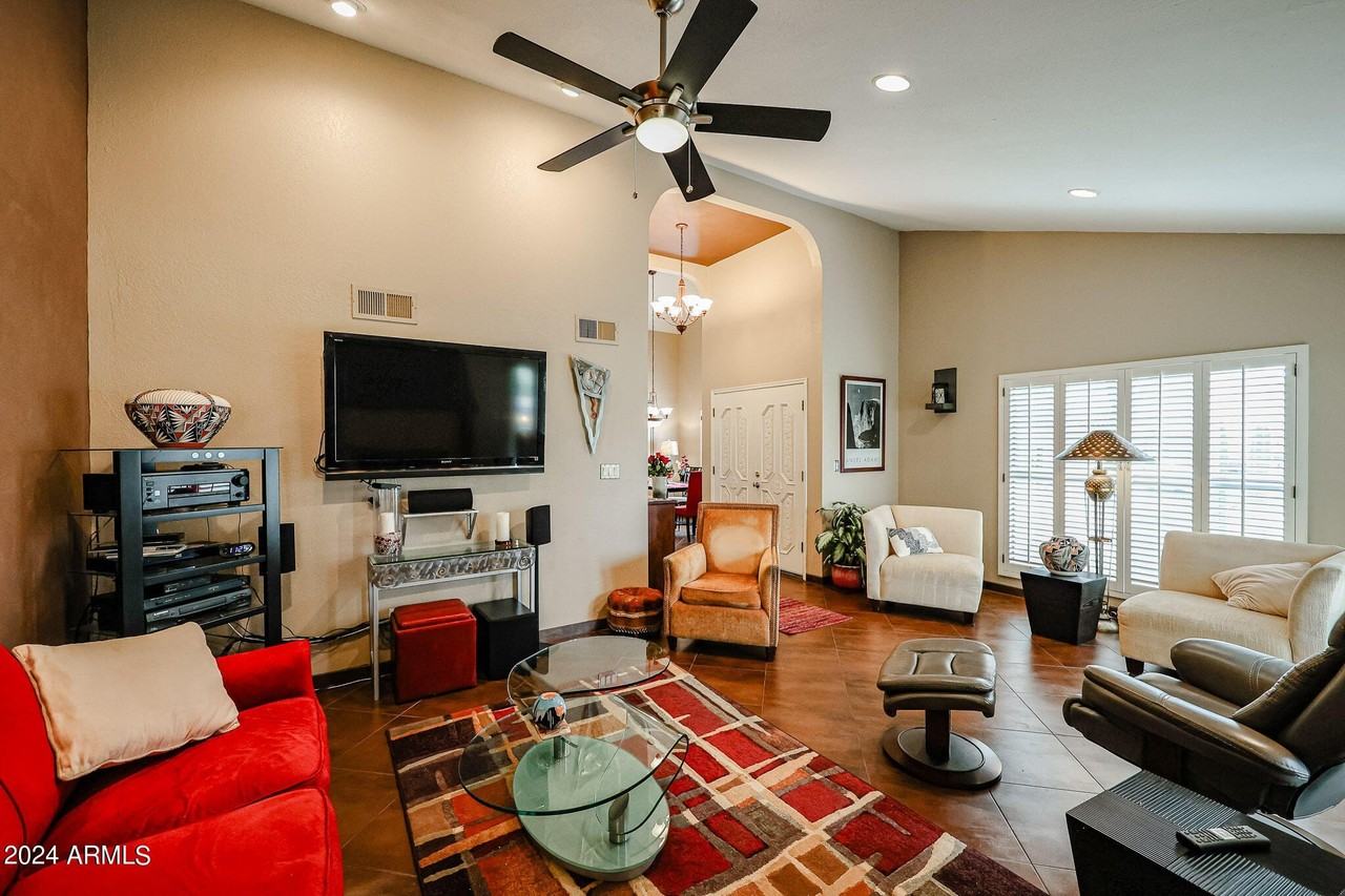 7720 Pinesview Drive - Photo 6 of 35