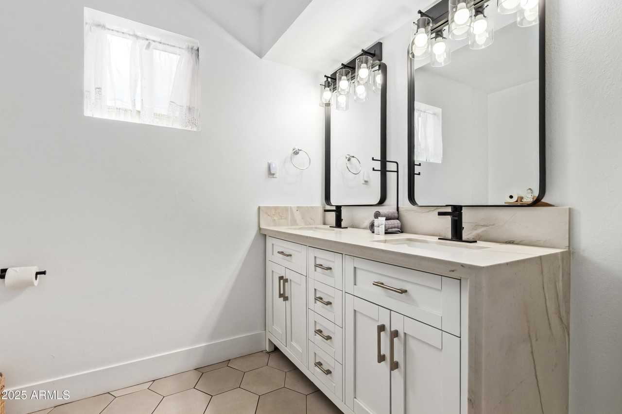 2629 S Country Club Way - Photo 7 of 41