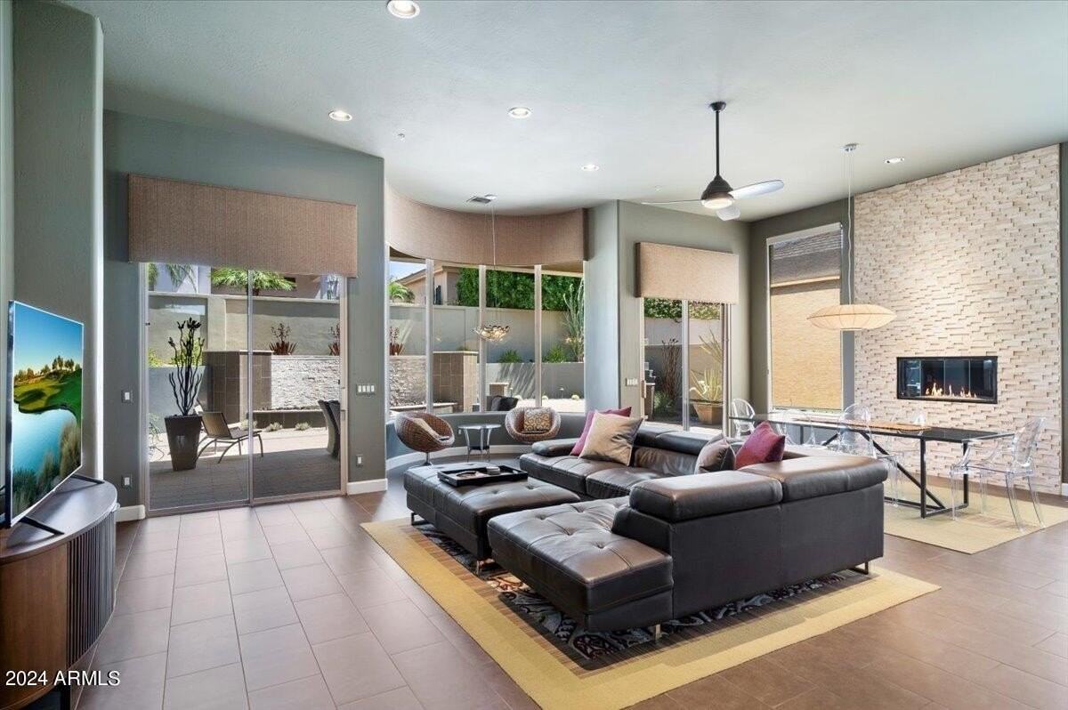 8228 East Mohawk Lane - Photo 2 of 32