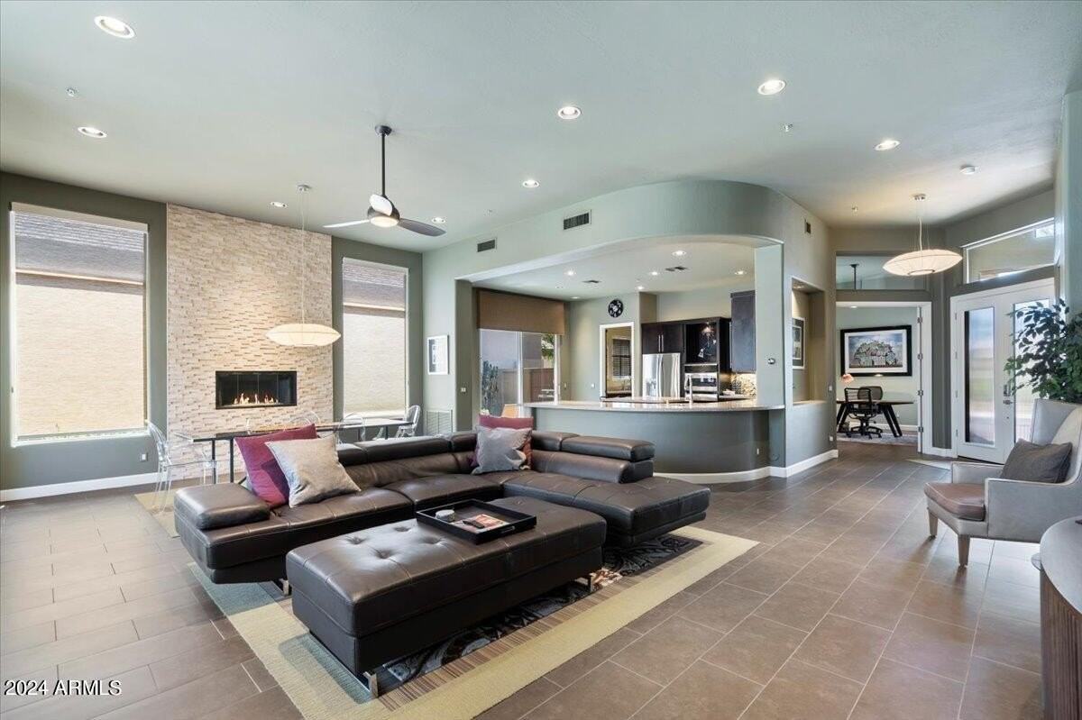 8228 East Mohawk Lane - Photo 3 of 32