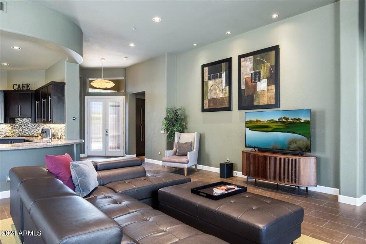 8228 East Mohawk Lane - Photo 4 of 32