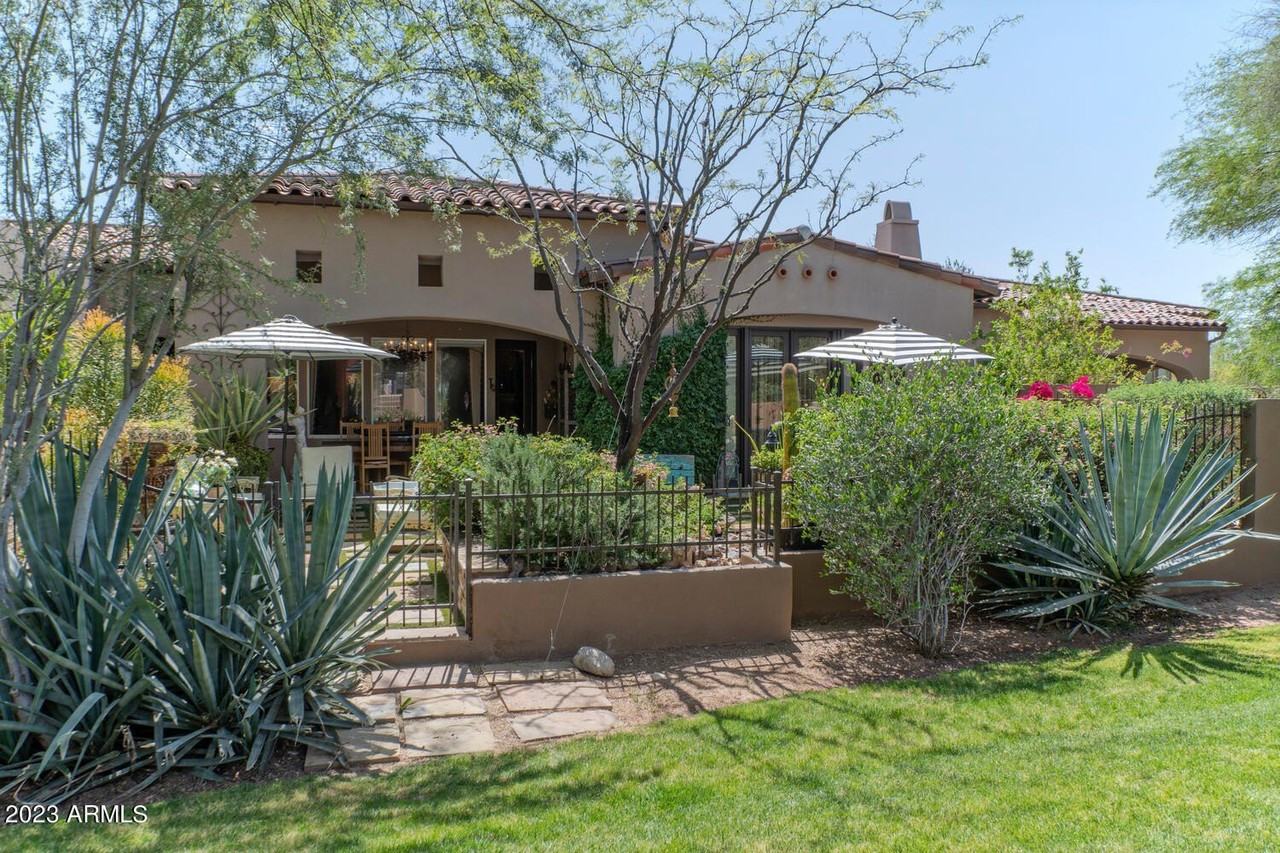 8882 Flathorn Drive - Photo 4 of 40