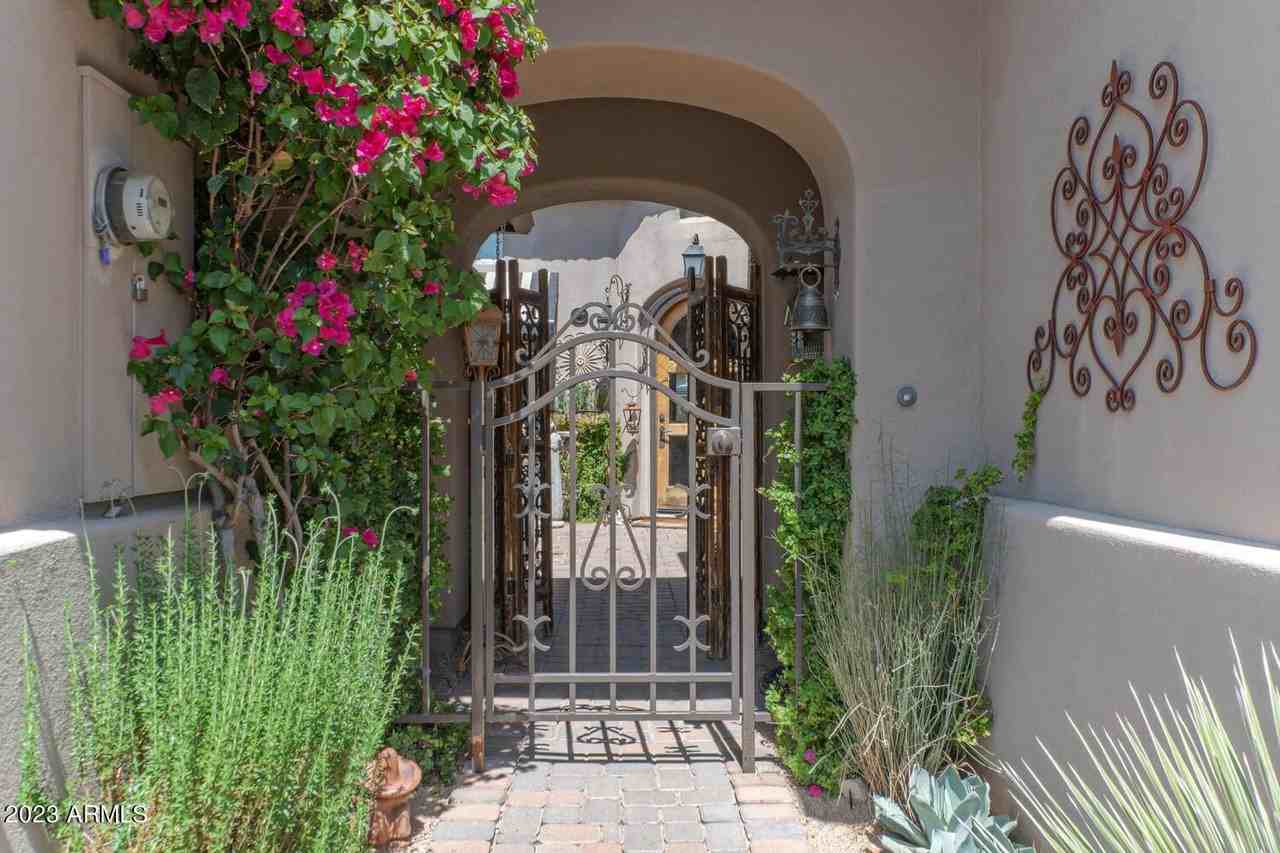 8882 Flathorn Drive - Photo 5 of 40