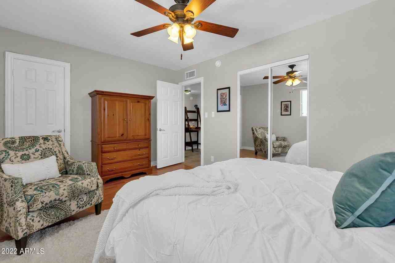 14247 Boxwood Lane East - Photo 4 of 40