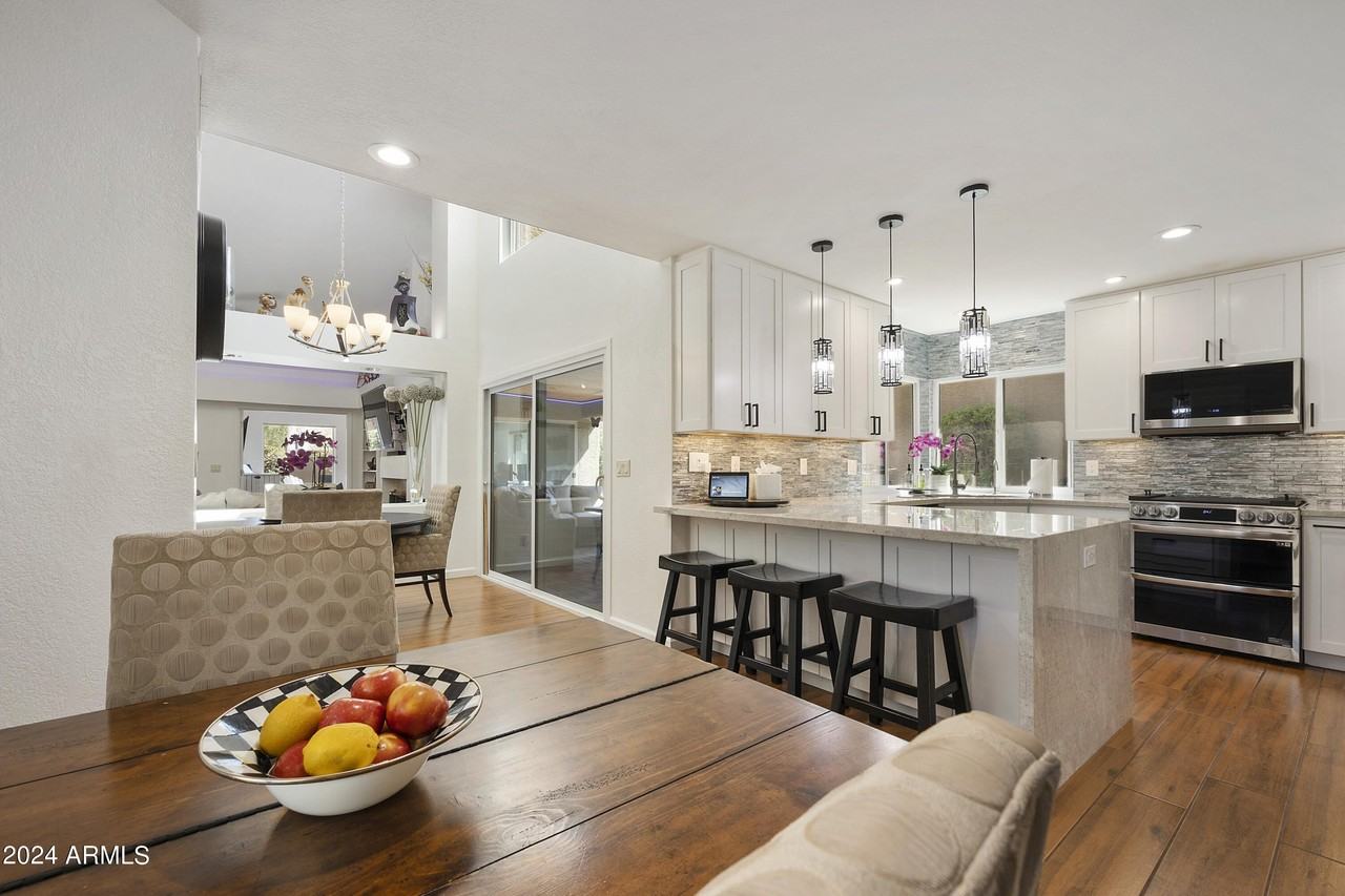 10065 East Mission Lane - Photo 4 of 35