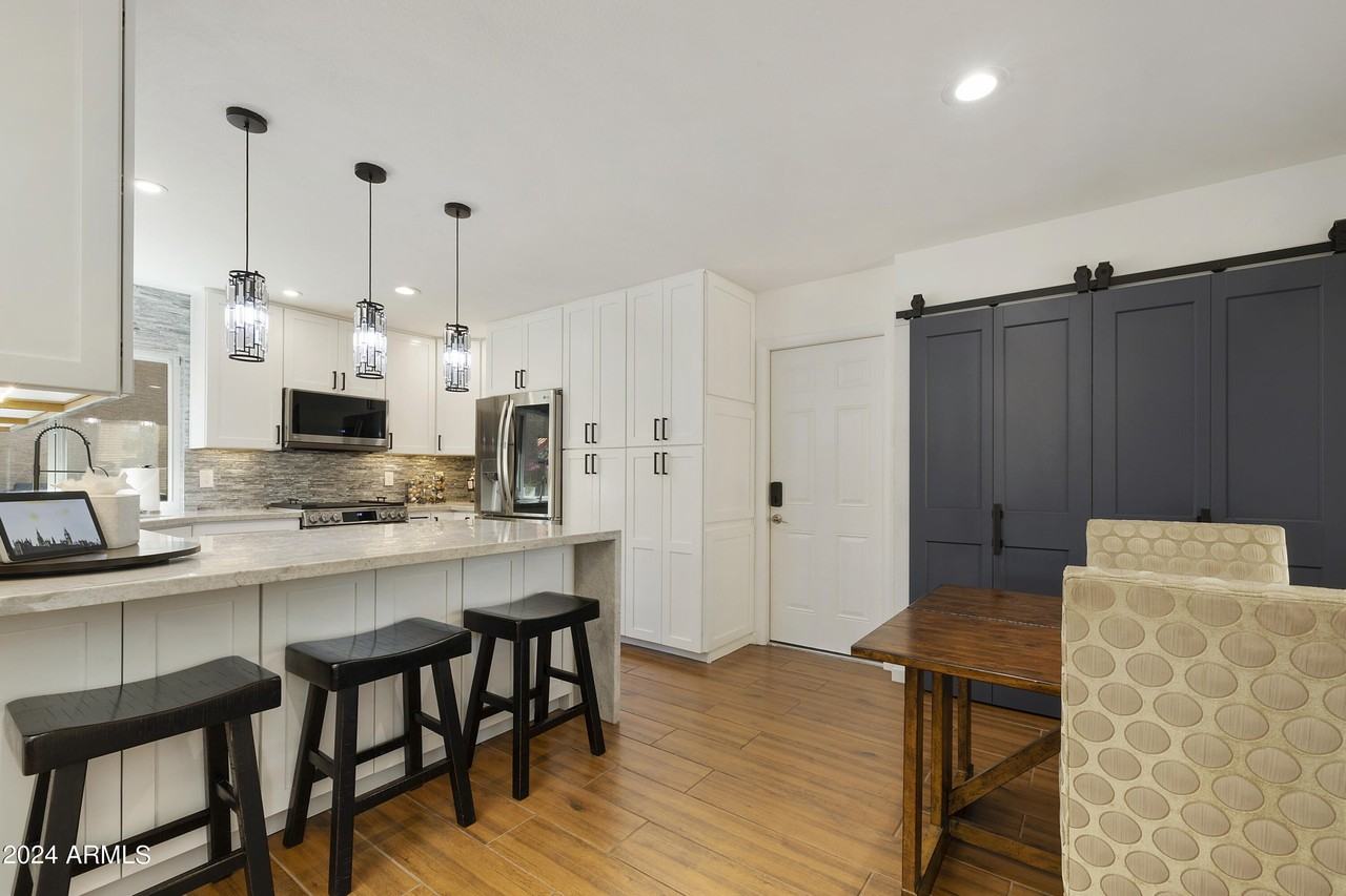 10065 East Mission Lane - Photo 5 of 35