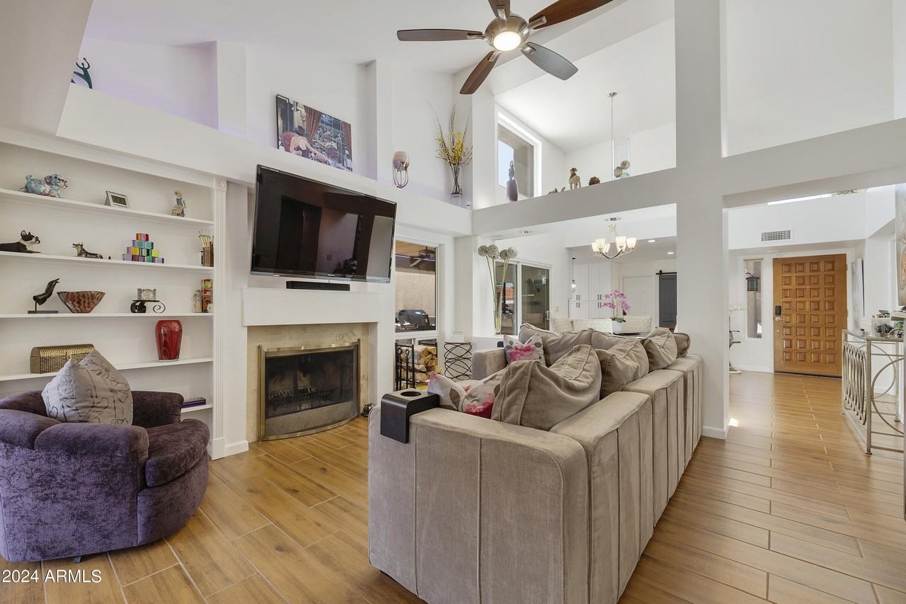 10065 East Mission Lane - Photo 7 of 35