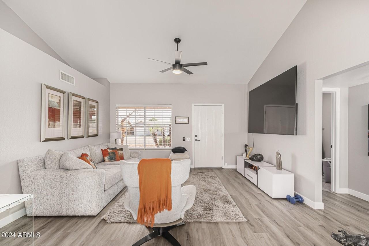 250 West Utopia Road - Photo 4 of 31