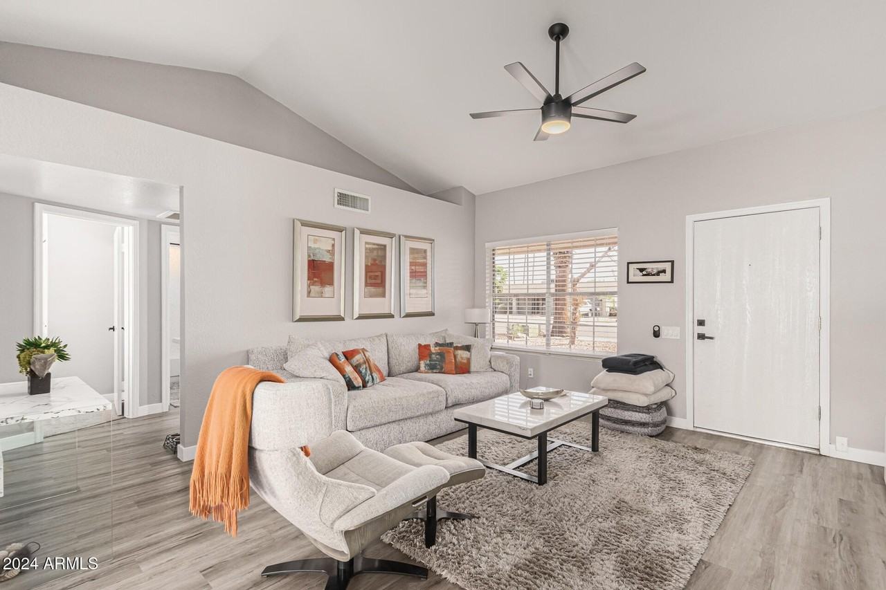 250 West Utopia Road - Photo 5 of 31