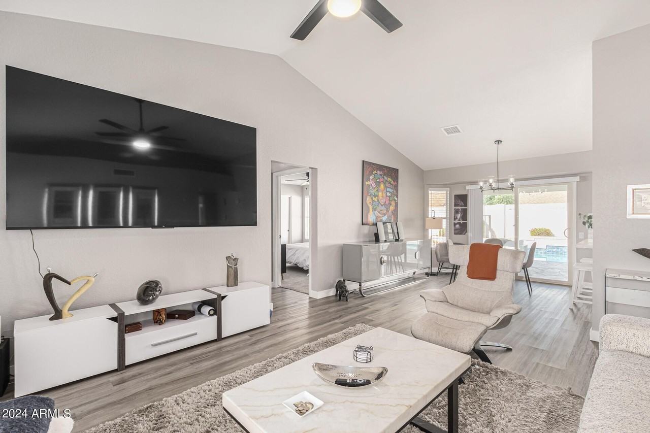 250 West Utopia Road - Photo 7 of 31