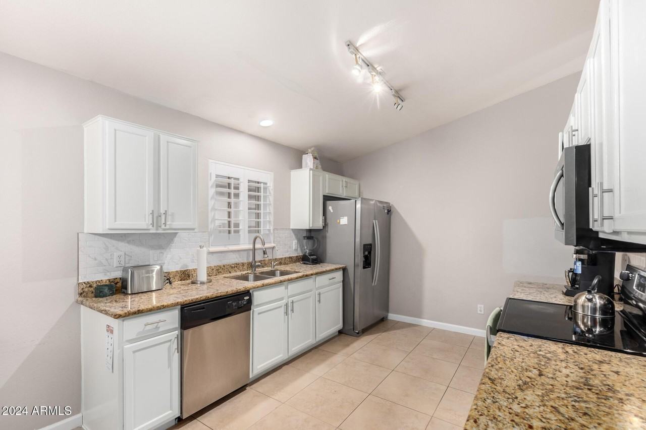 4847 E Abraham Ln - Photo 7 of 31