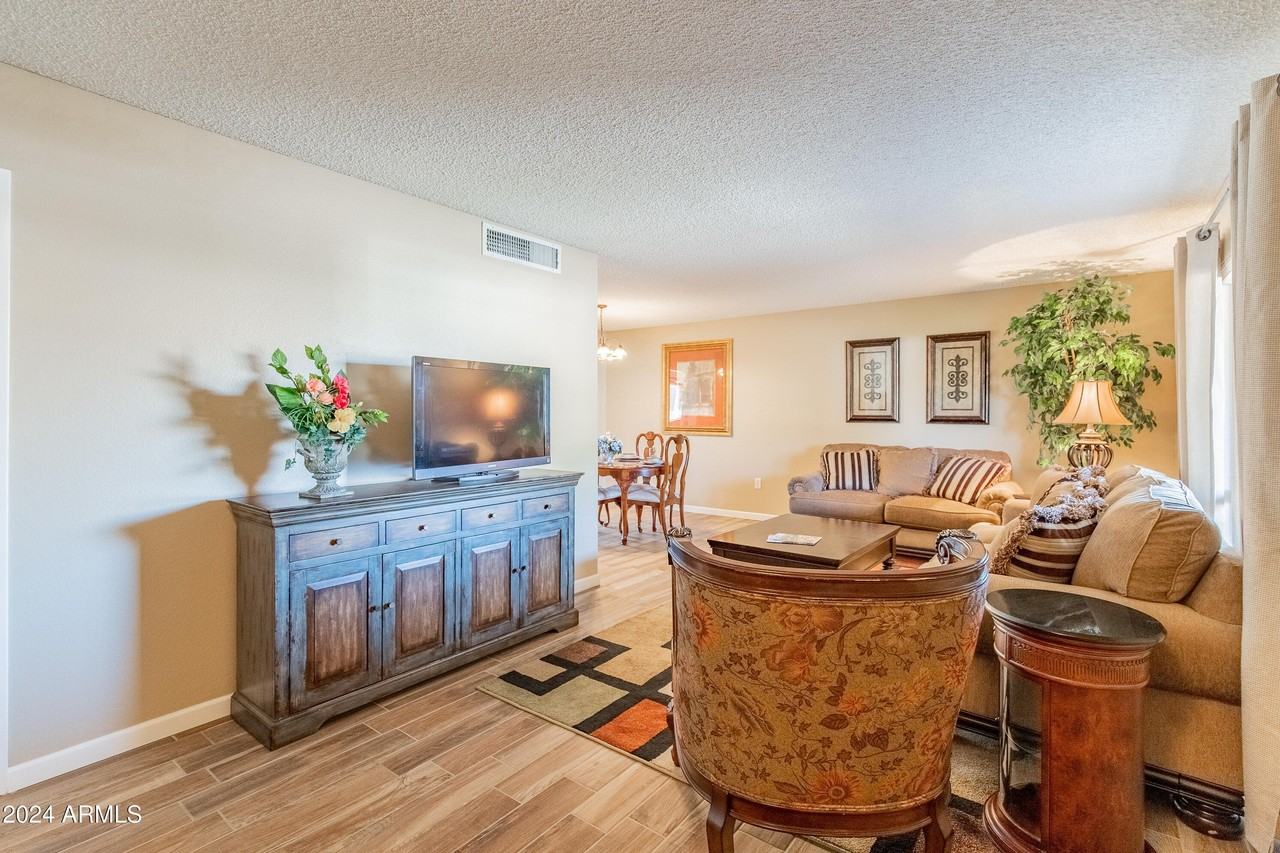 10719 Camelot Circle North - Photo 3 of 15