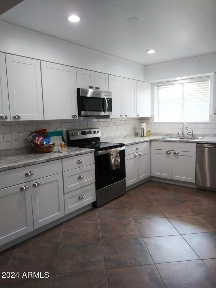 10719 Camelot Circle North - Photo 7 of 15